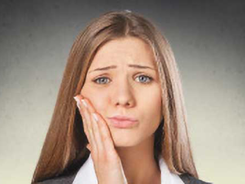 A women having a tooth ache